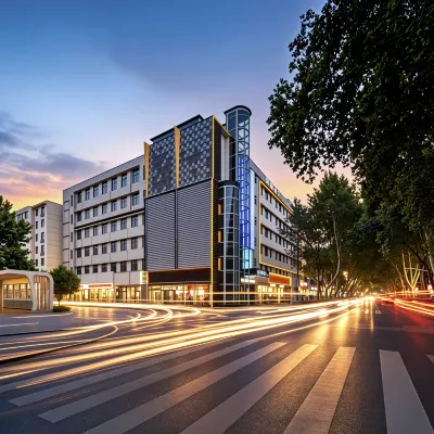 Phoenix Hotel Yaju (Pingdingshan Heping Road Pedestrian Street Store) Hotels near Baiguishan Reservoir