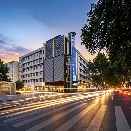 Phoenix Hotel Yaju (Pingdingshan Heping Road Pedestrian Street Store)