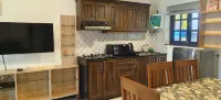 Woodside Retreat Serviced Apartments, 100 meters from baga river - Balkon