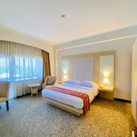 Pangeran Beach Hotel Отели рядом с достопримечательностью «Пляж Carocok»