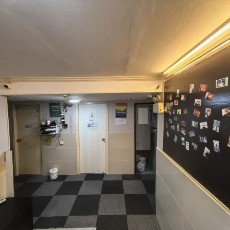 Tongloklnn for Gay ——Siu hing hostel Отели рядом с достопримечательностью «Станция MTR Austin»