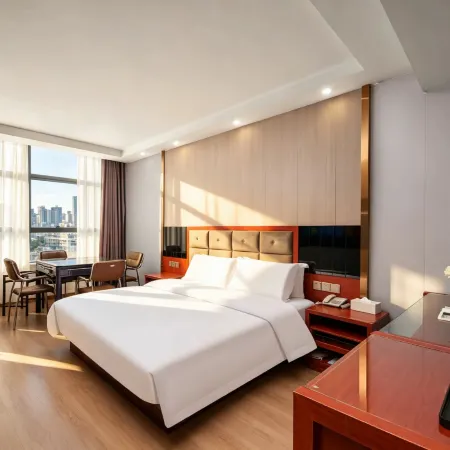 Huaxian Jinlong Business Hotel (Huayi High-speed Railway Station)