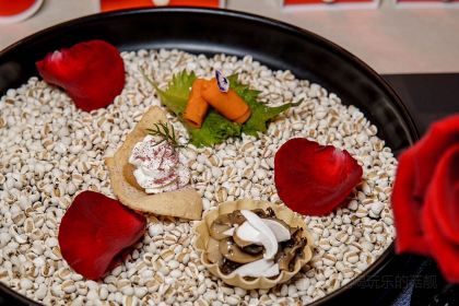 Flaky clouds ART CONCEPT RESTAURANT