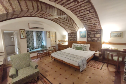 Kim Mohan's Restaurant & Cafe