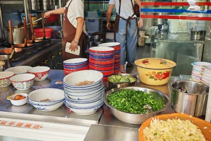 珀玉莲花白米线店