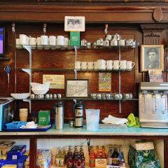 Hali Deli - Old World Delicatessen 여행 사진