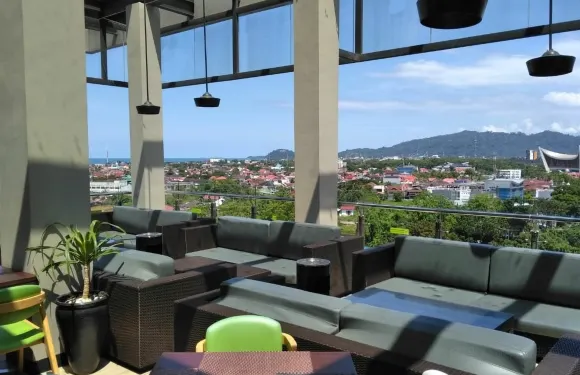 Level 8 Cafe & Lounge