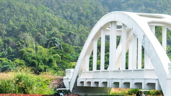Tha Chomphu White Bridge (Saphan Khao)