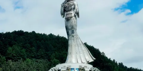 仰阿莎大雕像