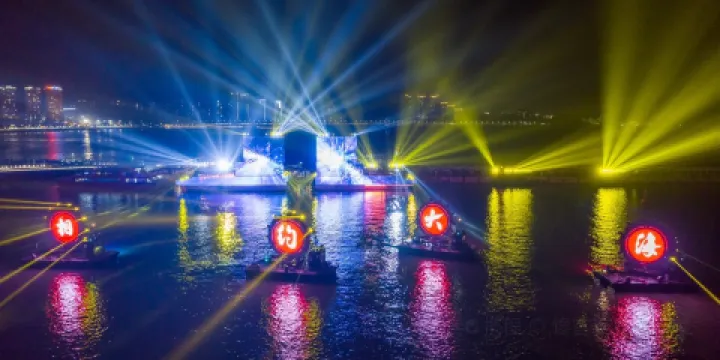 海上看港珠澳大橋