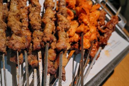 XIANG CUN NIU ZAI SHAO KAO CAN TING