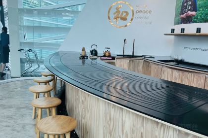 Peace 和 Oriental Teahouse (King Power Rang Nam)