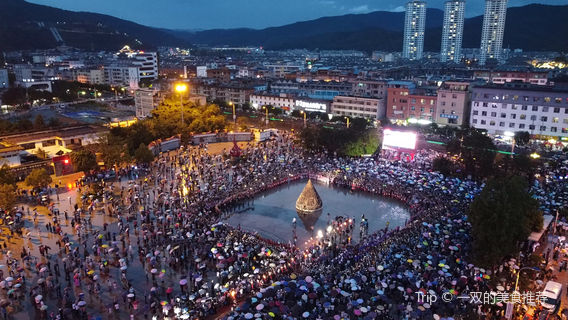 e shan min zu tuan jie guang chang