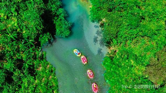 Gulong Mountain Canyon Group Drifting