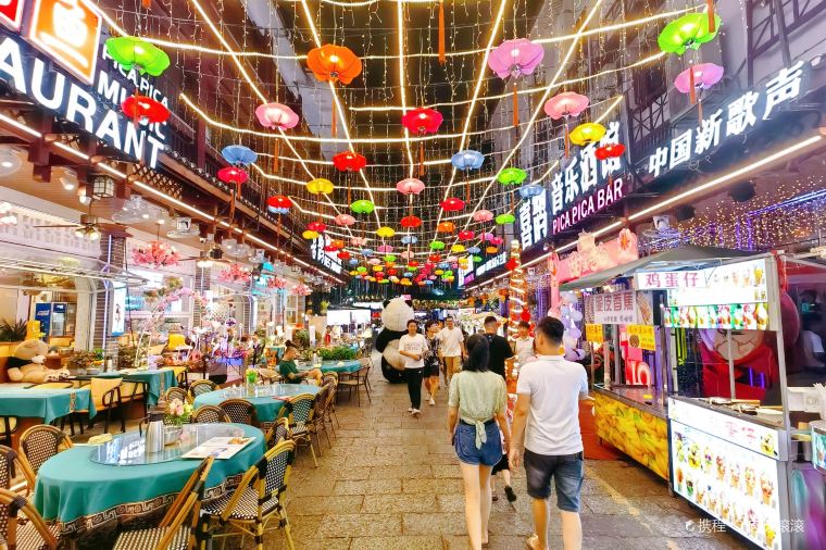 「漓江（リージャン）」で獲れる川魚を使った啤酒魚（ビール魚）や、山間で育つ芋・竹・野菜などを使った郷土料理が豊富です。 この地はカルスト地形が広がり、豊かな水と肥沃な土壌が新鮮な食材を育てます。地元では、竹筒を使った蒸し料理や、季節の山菜を漬け込む保存食文化も発達。 観光客にとっては「風景を食べる体験」ができるのが桂林グルメの最大の魅力でしょう。  桂林グルメ街のおすすめエリア一覧