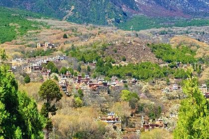 丹巴光与林酒店·及所悬崖餐厅