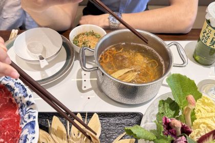 鼎尚养生火锅店