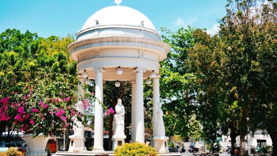 Molo Plaza
