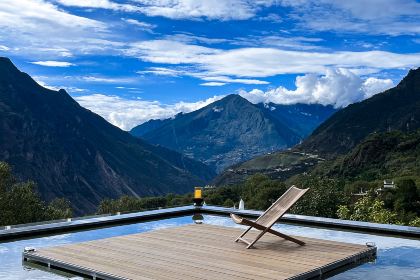 丹巴光与林酒店·及所悬崖餐厅