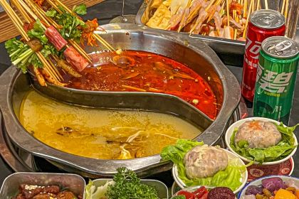 唐记煌·大坨牛肉串串香火锅(中渼市集店)