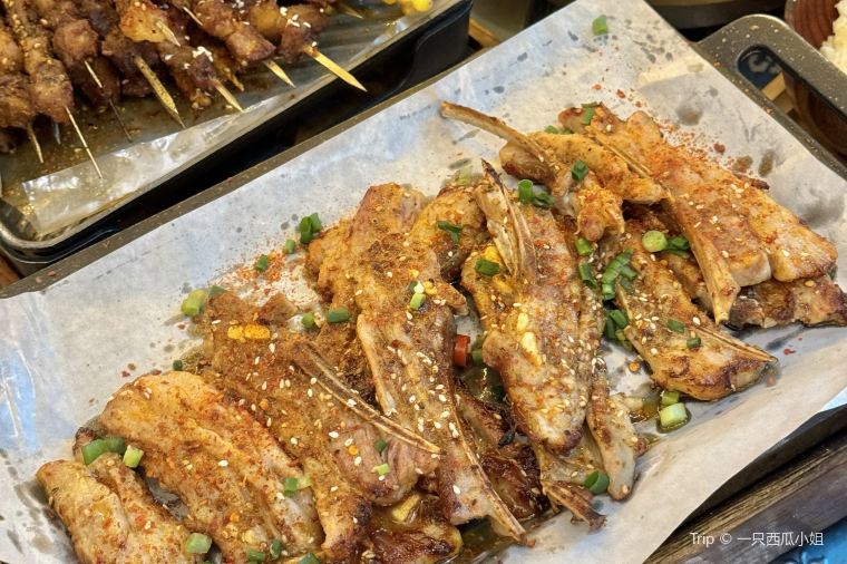 Charcoal Lamb & Authentic Flavors at Xinjiang Crescent Moon Restaurant, Beijing 🍽️