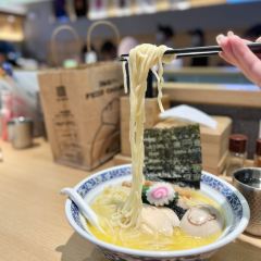 Ramen满吉·豚骨拉面·烧鸟(长宁来福士店) 여행 사진