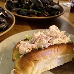 Tide and Vine Oyster House 여행 사진
