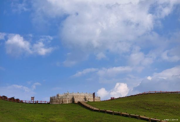 Wumeng Grassland - Buddha Viewing Platform