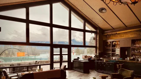 Lakeview Lounge in 艾伯塔省