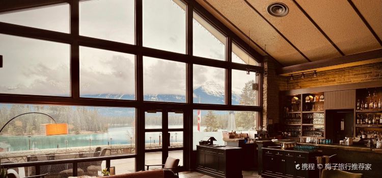 Lakeview Lounge