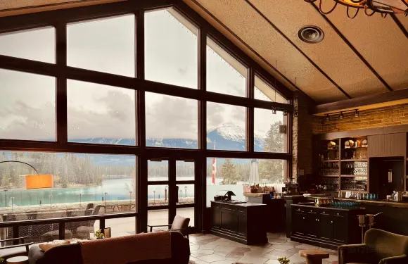 Lakeview Lounge