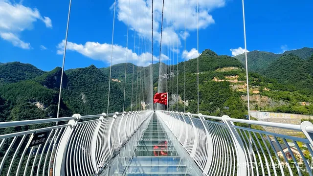 巴山大峡谷-雲頂飛渡玻璃橋