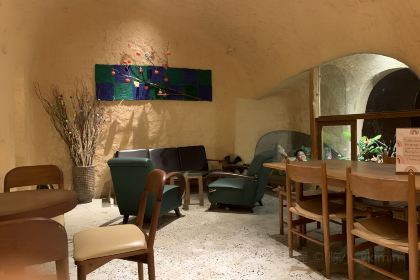 Ola Cafe - 31 Nguyễn Hữu Huân