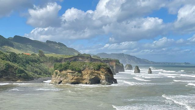 Three Sisters and the Elephant Rock
