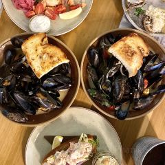 Tide and Vine Oyster House 여행 사진