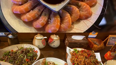 和刘馄饨·烧烤SHOW酒場(牛据店) in หลงโข่ว