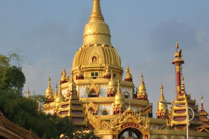 芒市秀华建水菊花过桥米线店