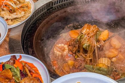 山河屯铁锅炖(乌山西路店)