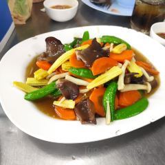 Som Moo Joom User Photo