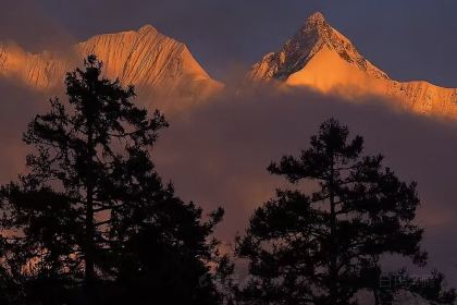 卡瓦格博酒店餐厅部