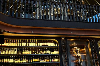 FIFTY-TWO Penthouse Bar