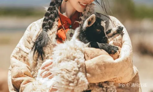 Tibetan Costume Experiences in Yulong