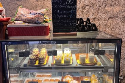 Ola Cafe - 31 Nguyễn Hữu Huân