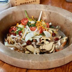 抚仙湖生态石锅鱼野生菌(告庄店) User Photo
