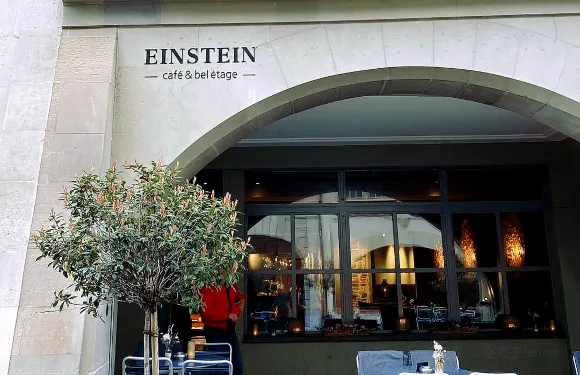 Einstein cafe & bel etage