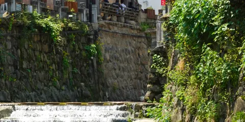 坎頭村聽泉樓