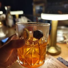 BEE’S KNEES 여행 사진
