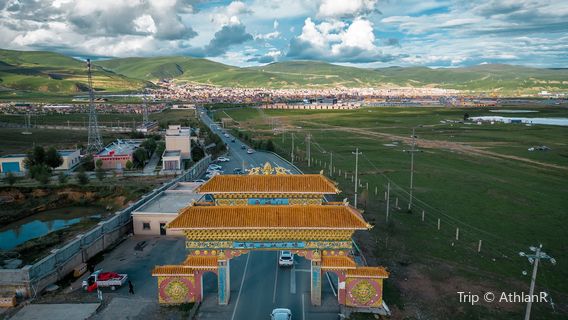 Litang West City Gate