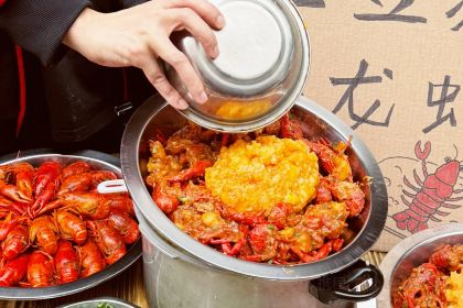 卖龙虾的小伙子(星沙总店)