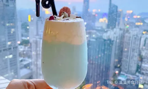 Water.Cocktail & Whisky